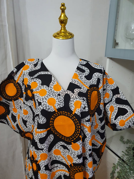 Robe africaine à frange imprimé noir blanc orange et franges longues