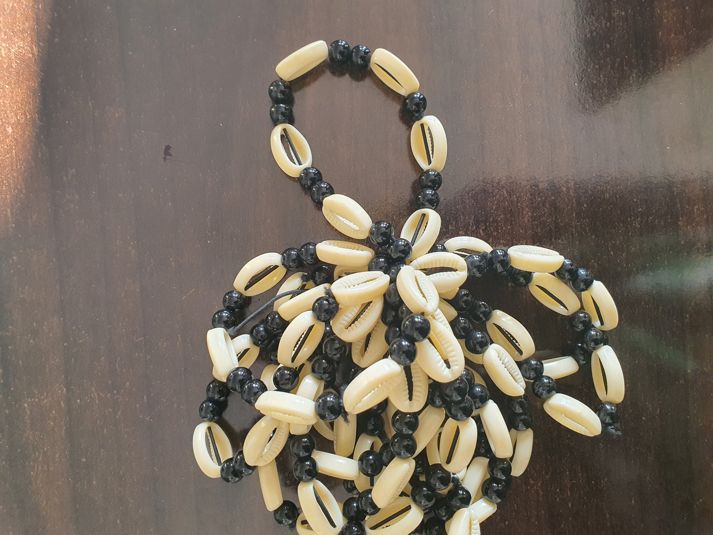 Bracelet en cauris et perles noires bijou femme ethnique élégant