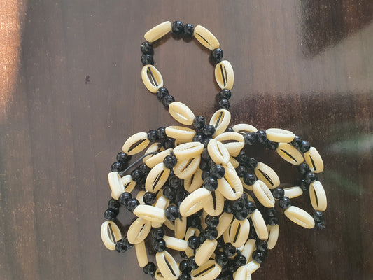 Bracelet en cauris et perles noires bijou femme ethnique élégant