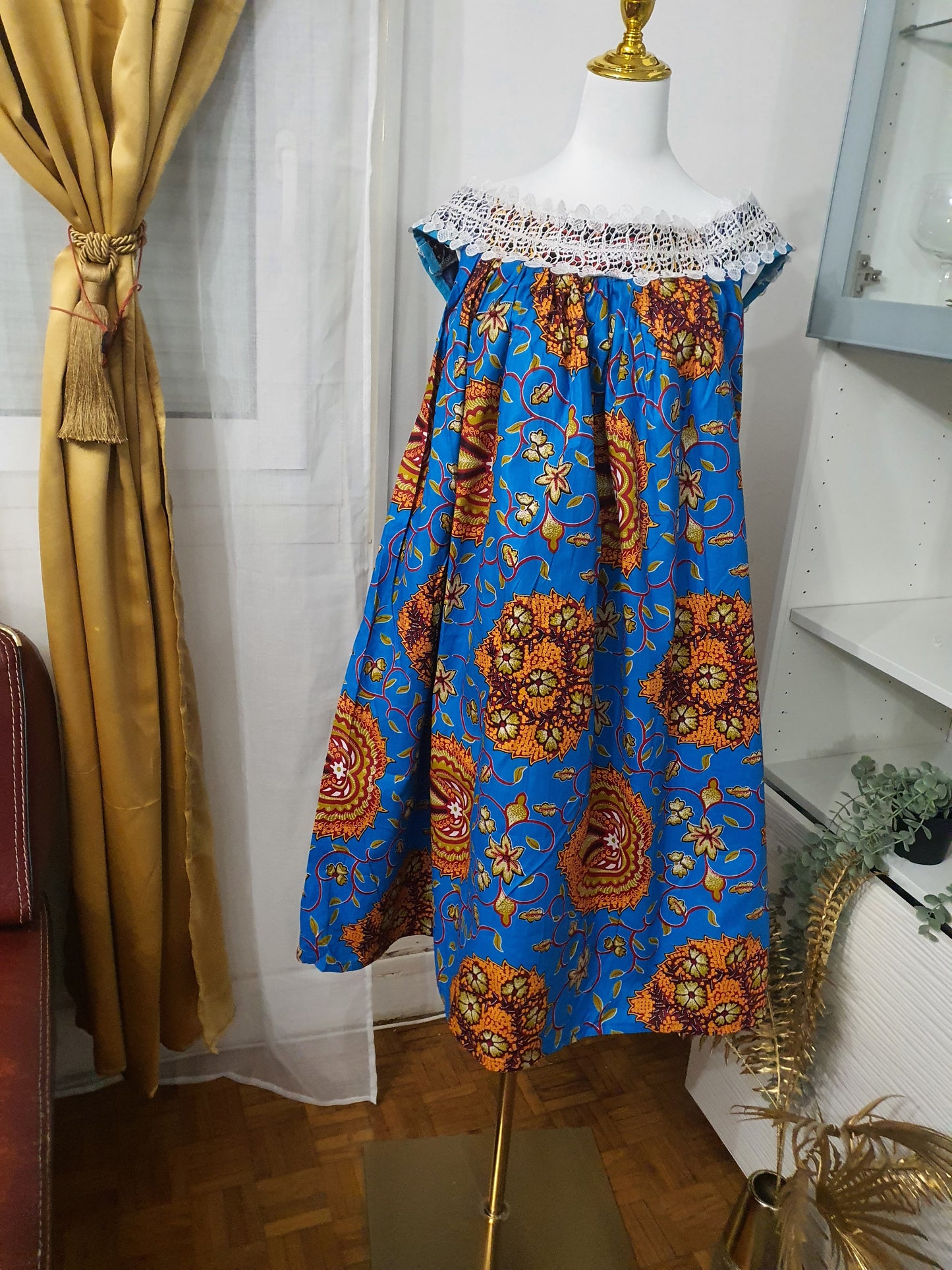 Robe africaine mini kaba modèle bleu fleuri à col en dentelle