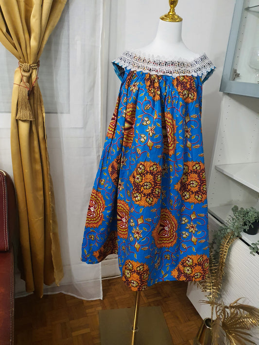 Robe africaine mini kaba modèle bleu fleuri à col en dentelle