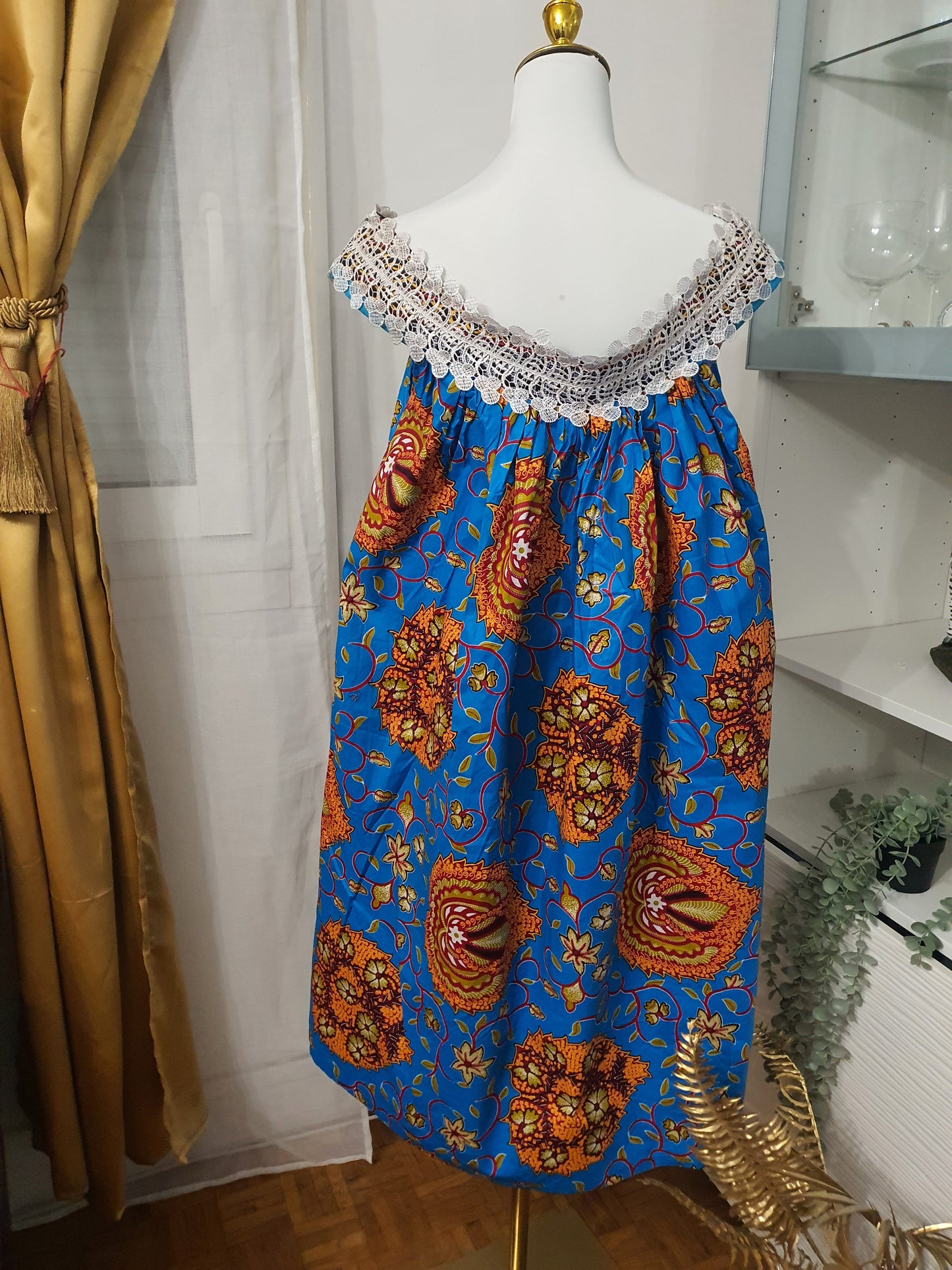 Robe africaine mini kaba modèle bleu fleuri à col en dentelle
