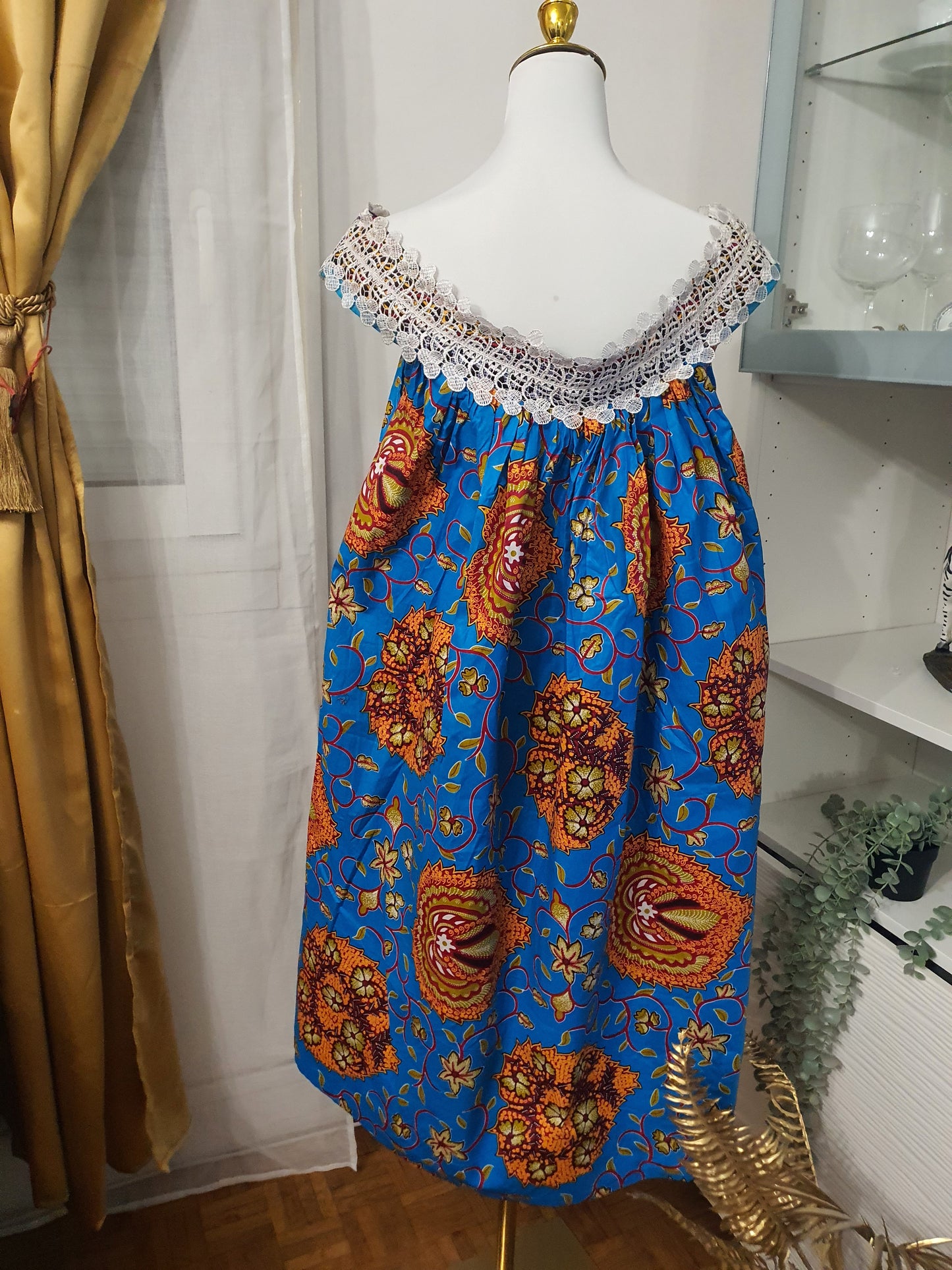 Robe africaine mini kaba modèle bleu fleuri à col en dentelle