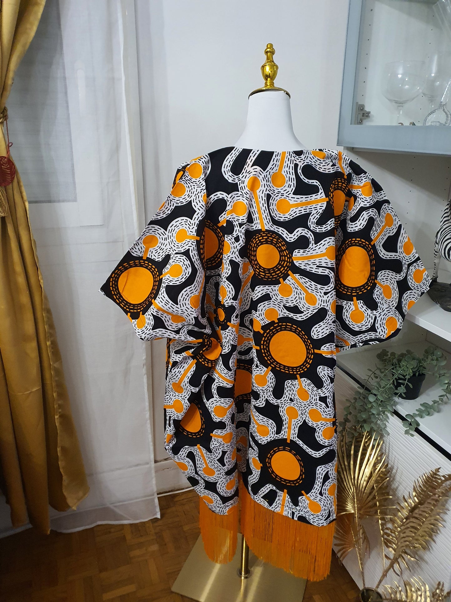 Robe africaine à frange imprimé noir blanc orange et franges longues