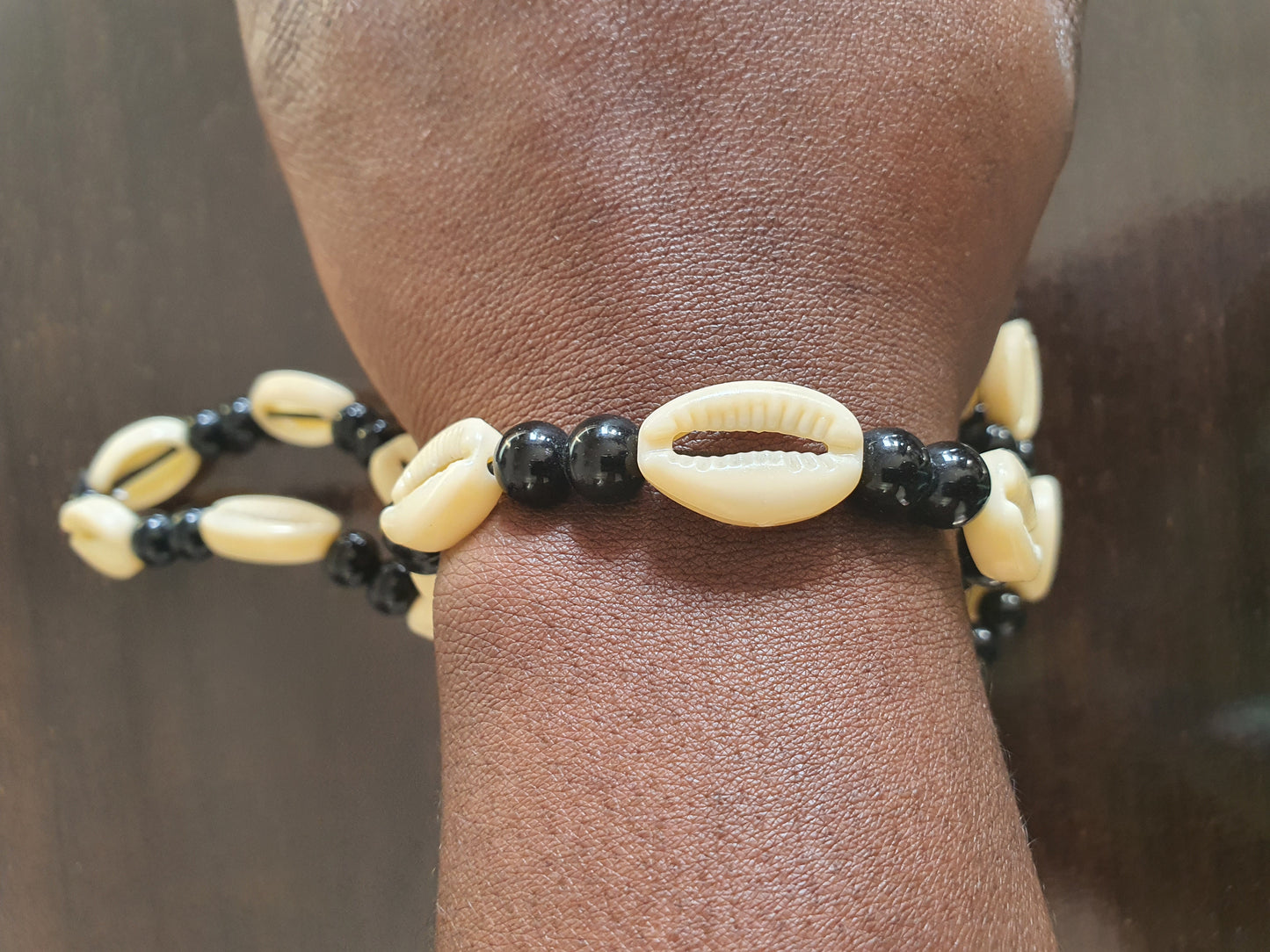 Bracelet en cauris et perles noires bijou femme ethnique élégant