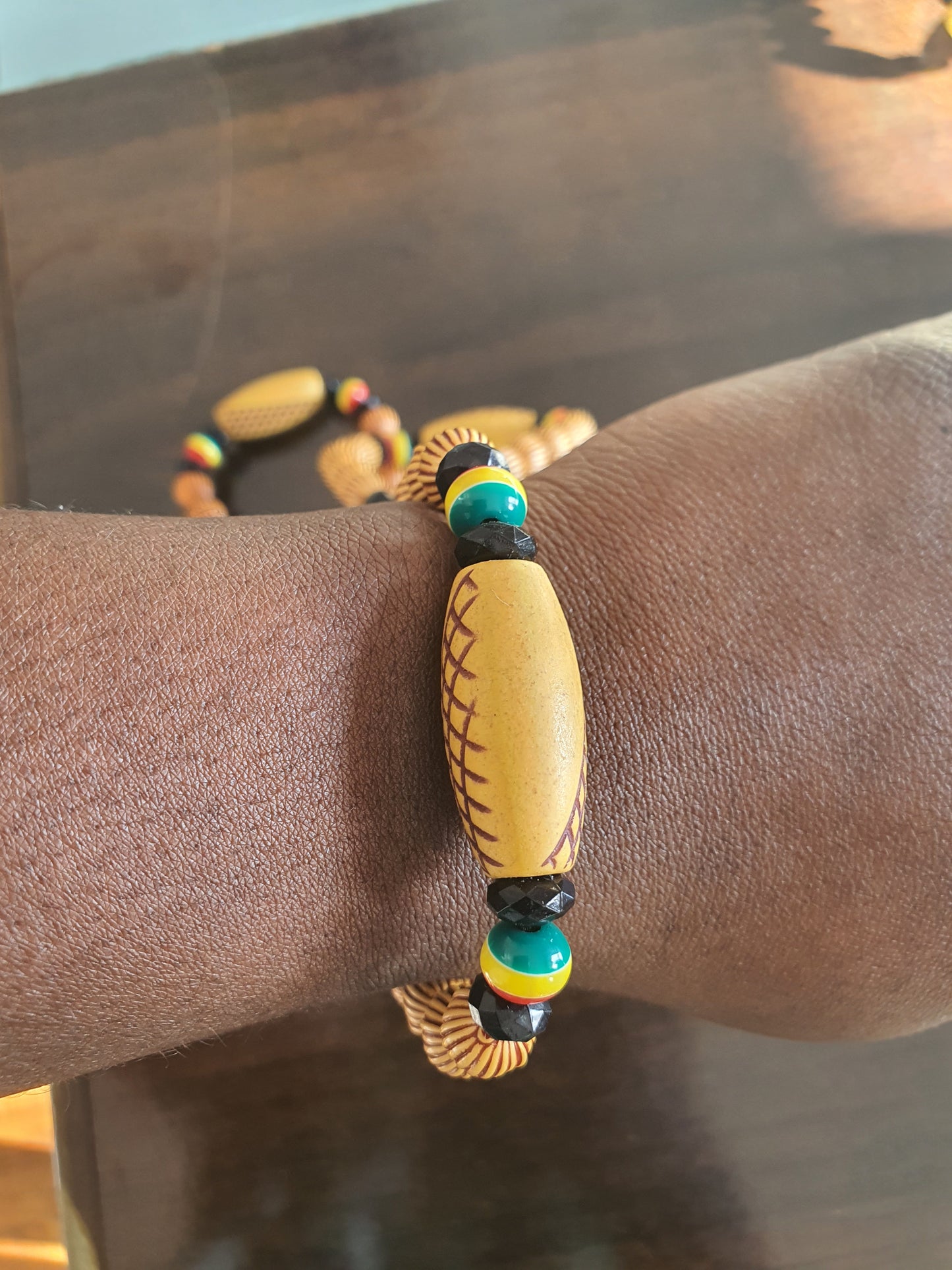 Bracelet africain artisanal mixte en perles sculptées