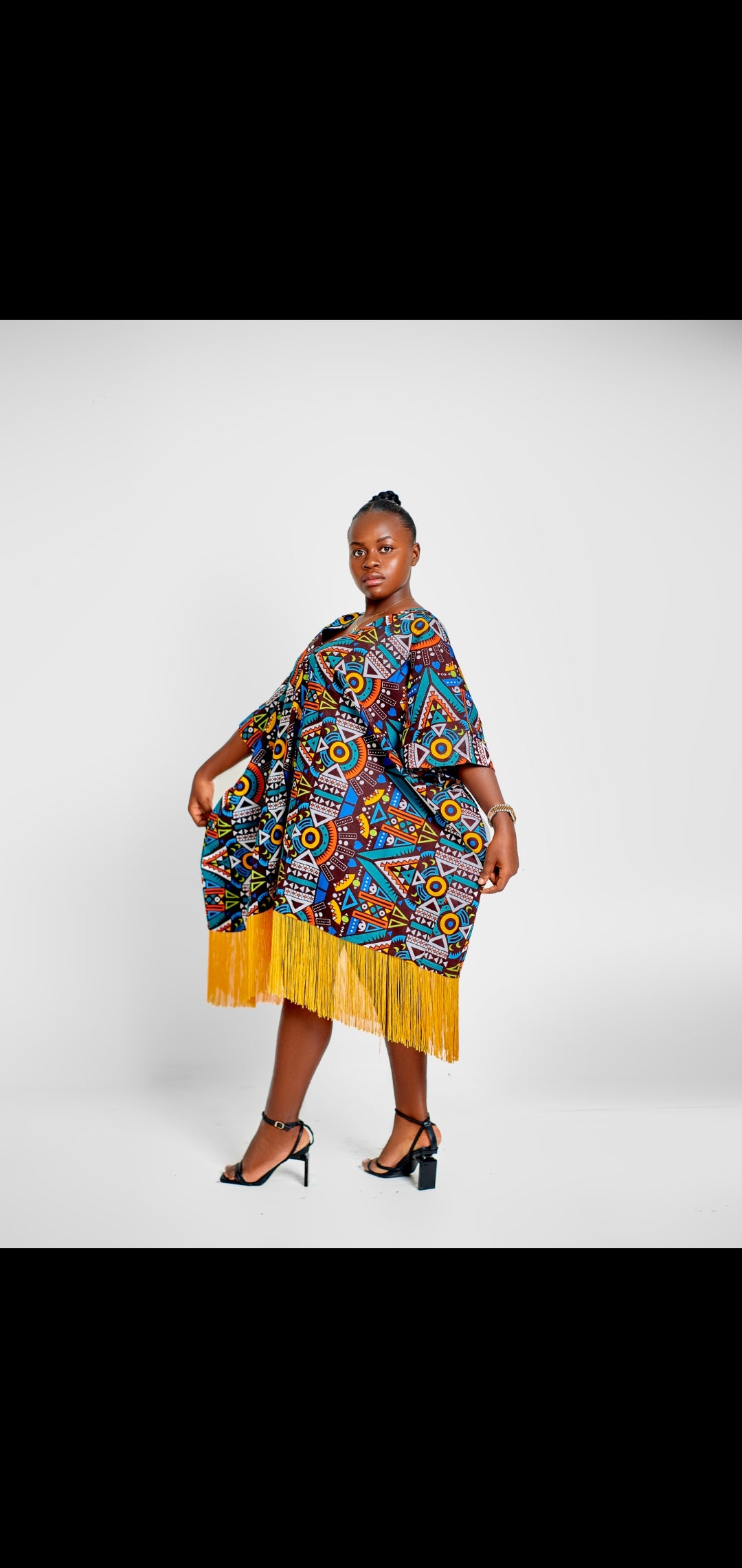 Robe africaine à frange jaune chic moderne et colorée