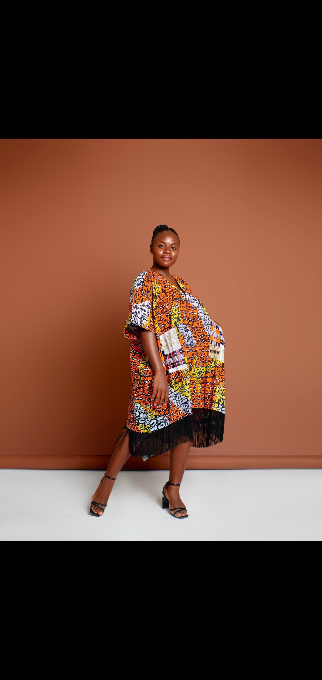 Robe africaine à frange  multicolore et finition noire élégante