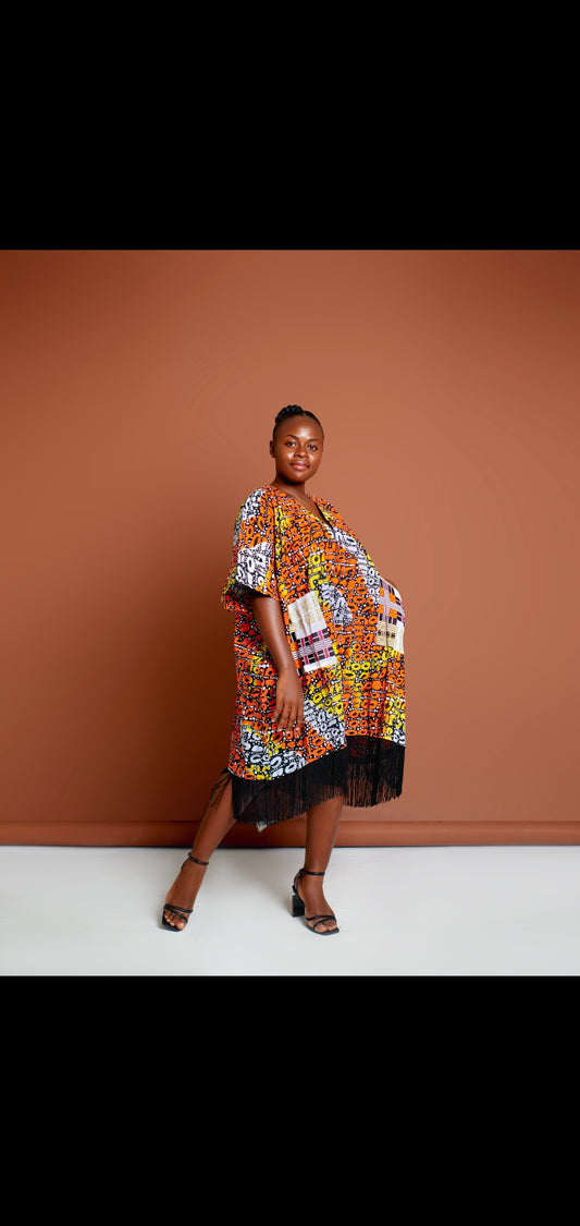 Robe africaine à frange  multicolore et finition noire élégante