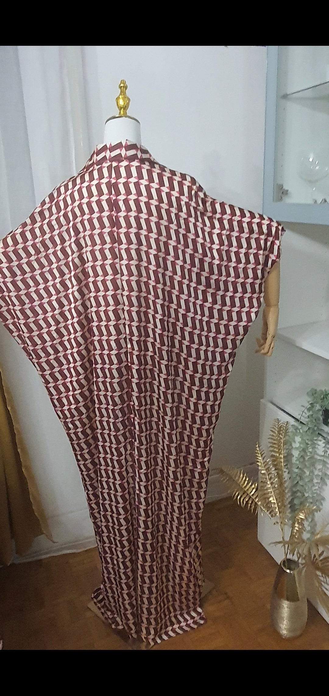 Robe longue fluide imprimé bordeaux chic